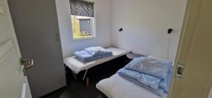 um pequeno quarto com 2 camas e uma janela em Brinken at Ry em Ry