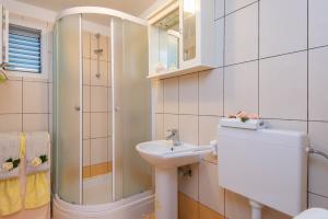 un bagno con un lavandino e una doccia di Apartments Lenka a Orebić (Sabbioncello)