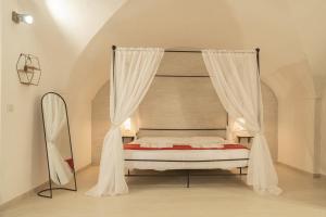 um quarto com uma cama de dossel e cortinas brancas em Romantic Suite em Gallipoli