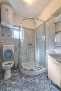 Koupelna v ubytování Apartments Marijana + 41 fotografií