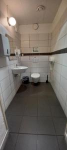 Bilik mandi di Halmstad Hotell & Vandrarhem Kaptenshamn