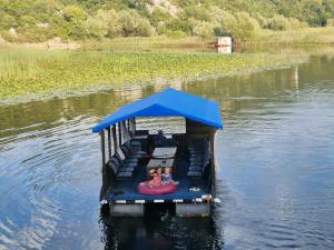 een kleine boot op een waterlichaam bij Apartmani Karučki krš in Podgorica