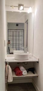 baño con lavabo y espejo grande en Casa en el Centro 3 ambientes en Gualeguaychú