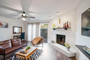 sala de estar con sofá y chimenea en Townhome - Convenient Location, en Houston