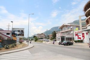 een straat in een stad met bergen op de achtergrond bij Apartments Petricevic in Sutomore