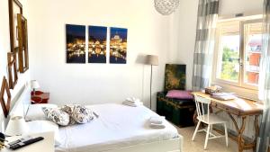 Piccola camera con letto, scrivania e bagno privato con doccia. di Romagraziosa Rent a Roma