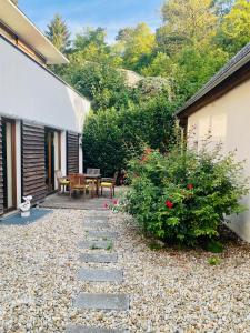 un jardín con una pasarela de piedra junto a una casa en Art Apartments Sievering en Viena