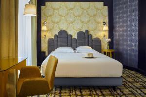 Postel nebo postele na pokoji v ubytování Grand Hôtel du Midi Montpellier - Opéra Comédie
