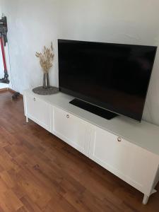 białe centrum rozrywki z telewizorem z płaskim ekranem w obiekcie Apartment Lara w mieście Friedrichshafen