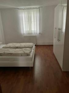 sypialnia z łóżkiem i białą szafką w obiekcie Apartment Lara w mieście Friedrichshafen