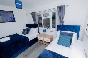 1 Schlafzimmer mit 2 Betten und einem Fenster in der Unterkunft Wandle Grove House in Birmingham