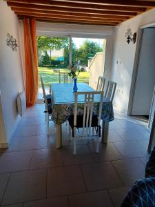 Thil-sur-Arroux的住宿－Maison de 4 chambres avec vue sur le lac et jardin clos a Thil sur Arroux，一间带桌椅和窗户的用餐室