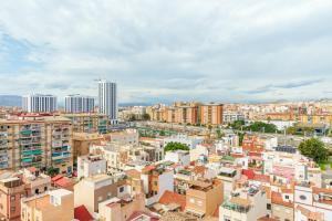 una vista aerea di una città con edifici di Nuestro Rincón de Málaga a Málaga