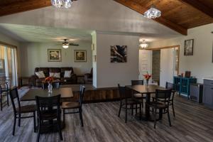 een woonkamer met tafels en stoelen en een bank bij Stony Fork Inn in Wellsboro