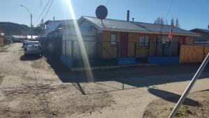 eine Reflexion eines Straßenschildes vor einem Haus in der Unterkunft El Adobe Chile Chico in Chile Chico