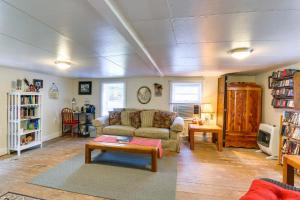 Historic Boonsboro Vacation Rental with Grill في Sharpsburg: غرفة معيشة مع أريكة وطاولة