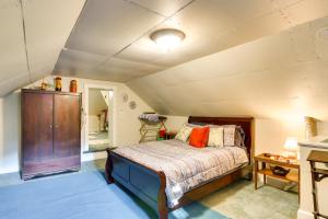 um quarto com uma cama num quarto em Historic Boonsboro Vacation Rental with Grill em Sharpsburg
