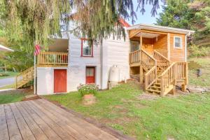 une maison avec un porche et une terrasse à côté d'une maison dans l'établissement Historic Boonsboro Vacation Rental with Grill, à Sharpsburg