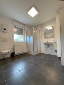 La grande salle de bains est pourvue de toilettes et d'un lavabo. dans l'établissement Zentrale beautiful Apartment in Koblenz, à Coblence