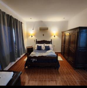 ein Schlafzimmer mit einem Bett und einem Holzboden in der Unterkunft LA MAMA in Mercedes