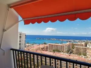 a balcony with a view of the ocean at Los Cristianos Achacay Appartement standing Vue panoramique in Los Cristianos