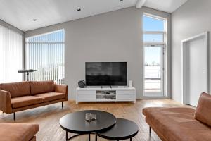 sala de estar con sofá y TV en Luxury Villa with River View, en Laugaras