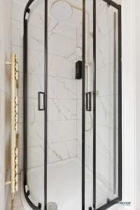 eine Dusche mit Glastür im Bad in der Unterkunft Luxury Apartment - Roe Getaway Limavady in Limavady