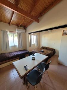 Habitación con cama, mesa y sillas. en Jucaso Departamentos en San Pedro