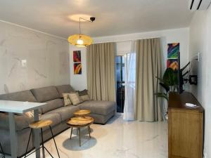 a living room with a couch and a table at Moderno apartamento cerca al mar in Tías
