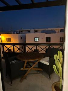 a view of a balcony with a table and chairs at Moderno apartamento cerca al mar in Tías