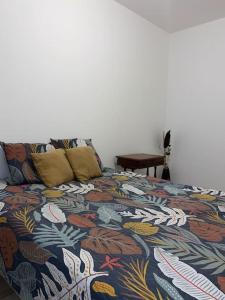 1 dormitorio con 1 cama con una manta colorida en T3 cosy et lumineux avec terrasse en Noisy-le-Sec