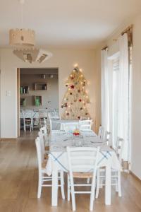 a white dining room with a christmas tree at Agriturismo Castelli In Aria in Atri