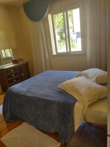 ein Schlafzimmer mit großem Bett und Fenster in der Unterkunft Casa da Linda in Bento Gonçalves
