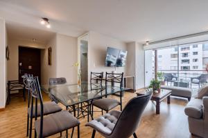 een eetkamer met een glazen tafel en stoelen bij ALU Apartments - Miraflores Boardwalk, Wifi 70M in Lima