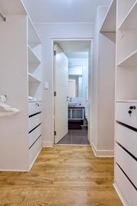 baño con armarios blancos y pasillo con lavabo en ALU Apartments - Miraflores Boardwalk, Wifi 70M, en Lima