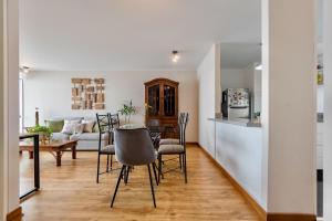 uma cozinha e sala de estar com mesa e cadeiras em ALU Apartments - Miraflores Boardwalk, Wifi 70M em Lima