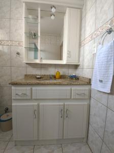 ein Badezimmer mit Waschbecken und Spiegel in der Unterkunft Casa da Linda in Bento Gonçalves