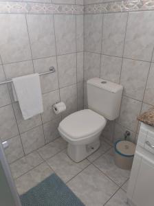 ein Badezimmer mit Toilette und gefliester Wand in der Unterkunft Casa da Linda in Bento Gonçalves + 8 Fotos