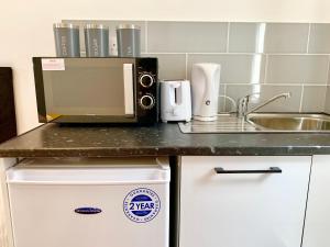 Kuchyň nebo kuchyňský kout v ubytování London Studio Apartments, Private Bathroom, Kitchenette, Parking, NP3
