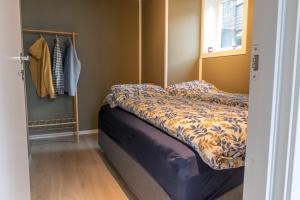 een slaapkamer met een bed en een kast bij Elegant apartment in city centre in Tromsø
