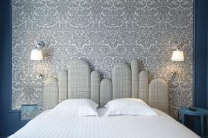 Postel nebo postele na pokoji v ubytování Grand Hôtel du Midi Montpellier - Opéra Comédie
