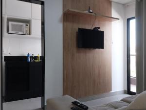 A television and/or entertainment centre at Apartamento luxo no centro