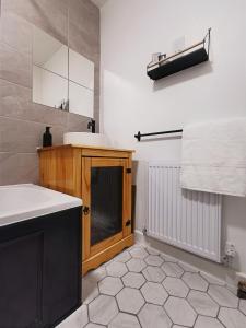 a bathroom with a sink and a mirror and a sink at Peaceful house in the heart of Glasgow city, close to Queen Elizabeth Hospital and Govan subway, Free Private Parking in Glasgow