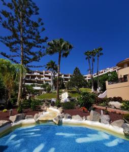 The swimming pool at or close to Strelitzia Apartment - ocean view & heated pool