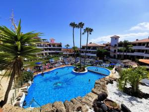 The swimming pool at or close to Strelitzia Apartment - ocean view & heated pool
