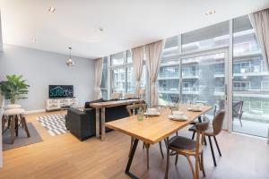 un soggiorno con tavolo e pianoforte di City Walk Chic living 1 Bedroom apartment a Dubai