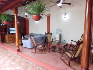 - un salon avec des chaises et un canapé dans l'établissement Casa El Caimito, à Granada