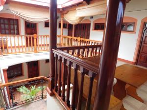 una vista sul soffitto di una scala in legno in una casa di Casa El Caimito a Granada