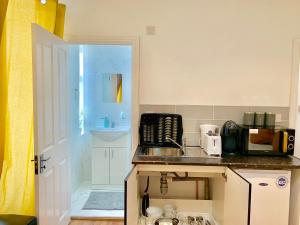Η κουζίνα ή μικρή κουζίνα στο London Studio Apartments, Private Bathroom, Kitchenette, Parking, NP6