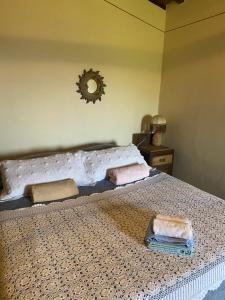 um quarto com uma cama com duas toalhas em Casa Faini em Sorano